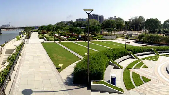 Riverfront & Flower Park